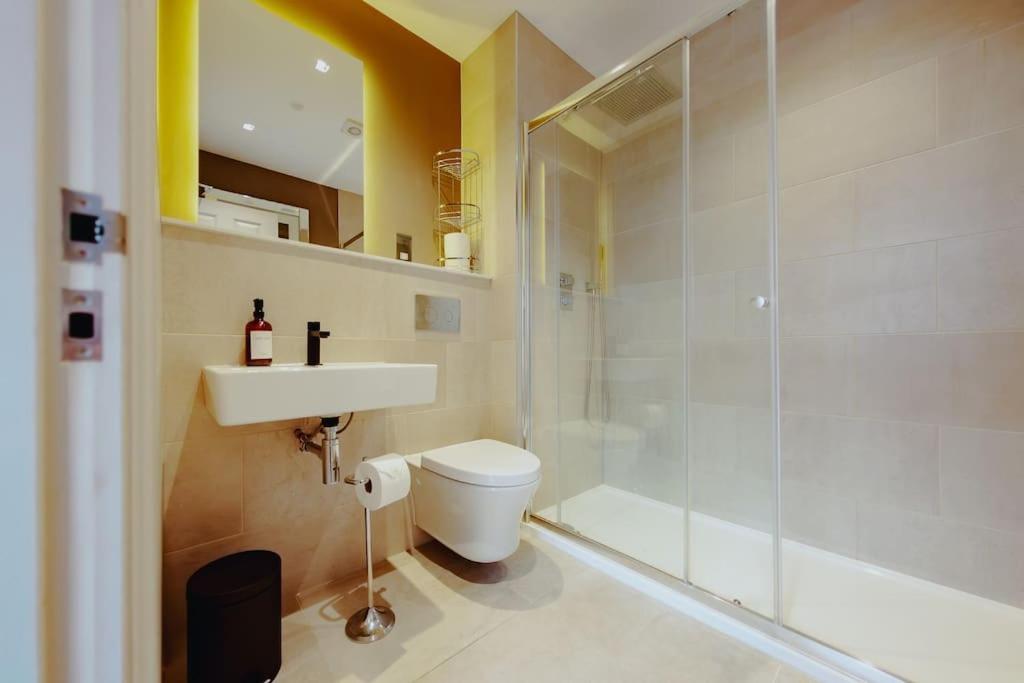 Appartamento 3-Story Townhouse - Sleeps 8 Leeds  Esterno foto