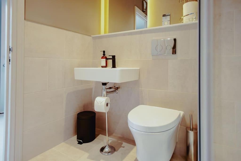 Appartamento 3-Story Townhouse - Sleeps 8 Leeds  Esterno foto