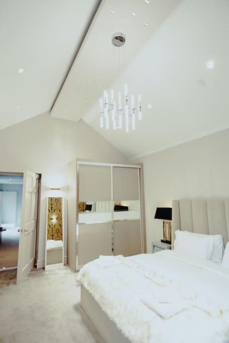 Appartamento 3-Story Townhouse - Sleeps 8 Leeds  Esterno foto