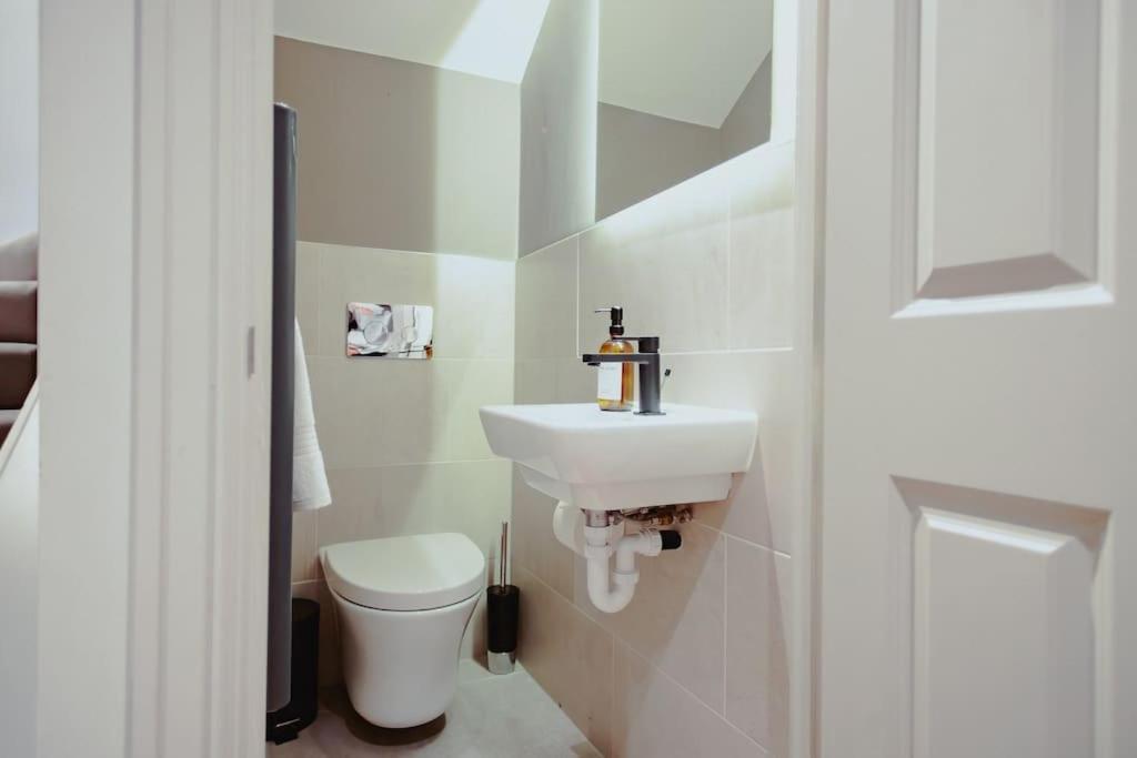 Appartamento 3-Story Townhouse - Sleeps 8 Leeds  Esterno foto